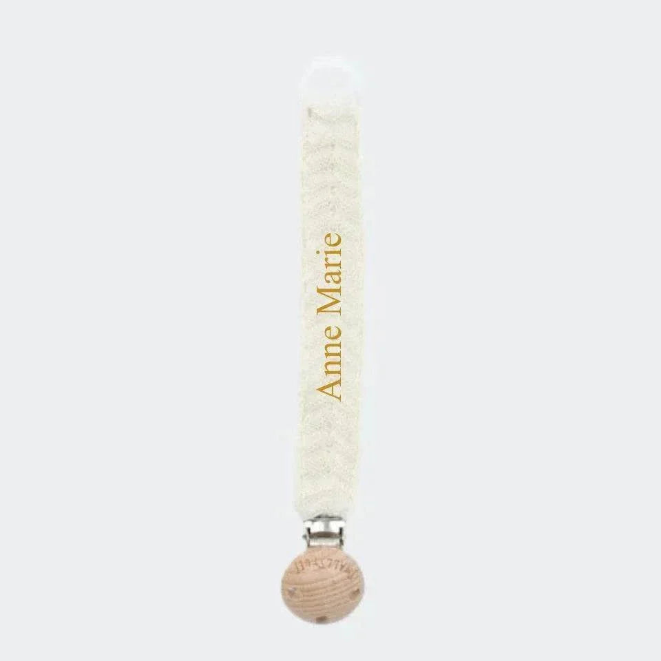 Strikket off-white suttesnor til baby med blødt og sikkert design
