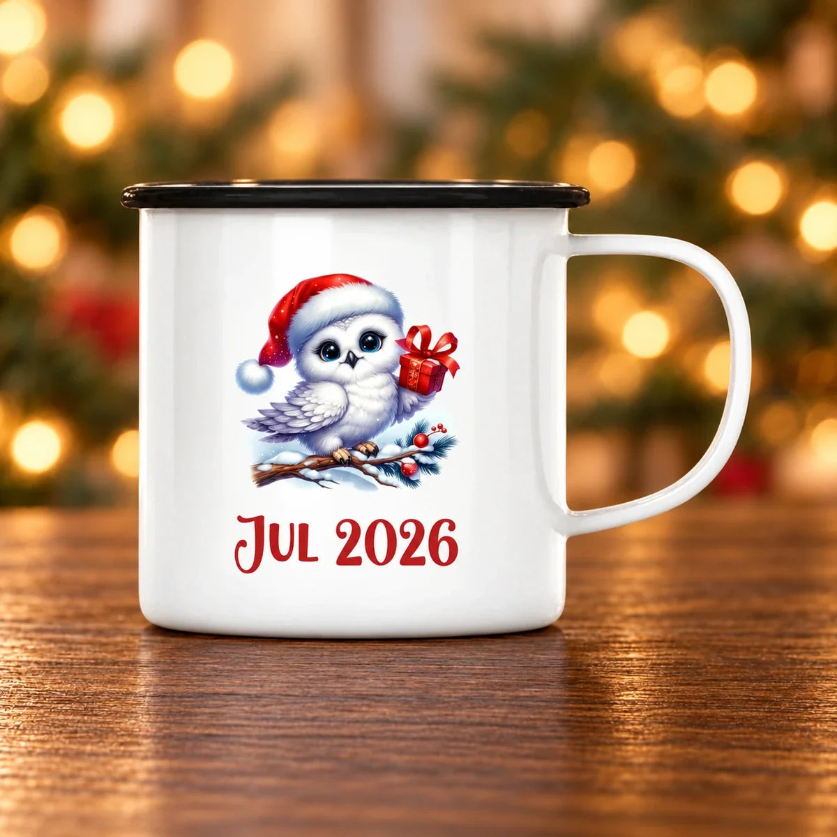 Sødt juledyr – emaljekop med Jul 2026 på mørkt egetræ med diffus julebaggrund