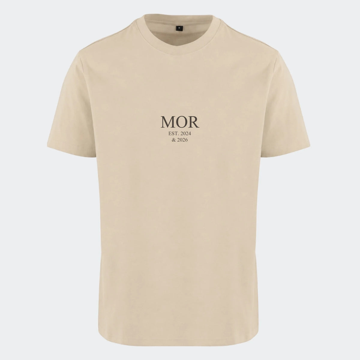 T-shirt med tryk – MOR EST. (Vælg selv tekst og årstal), sand, set forfra