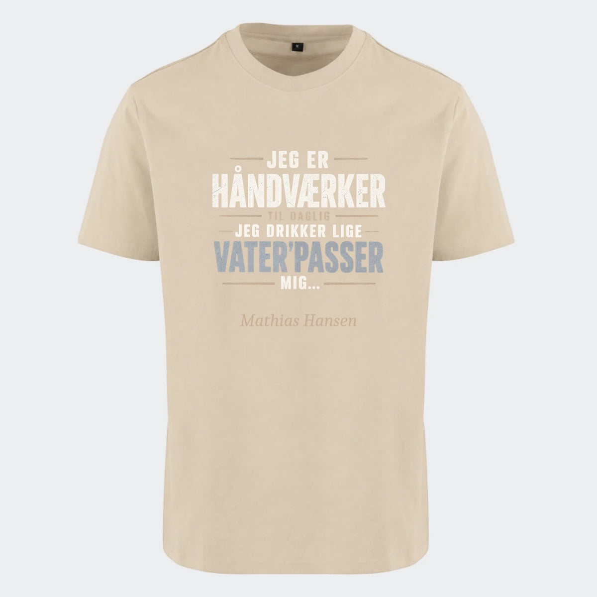 T-shirt med print til voksne – Jeg er håndværker til daglig, sand, set forfra