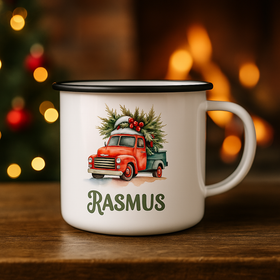 Hvid emaljekop med julelastbil og navnet Rasmus foran pejs
