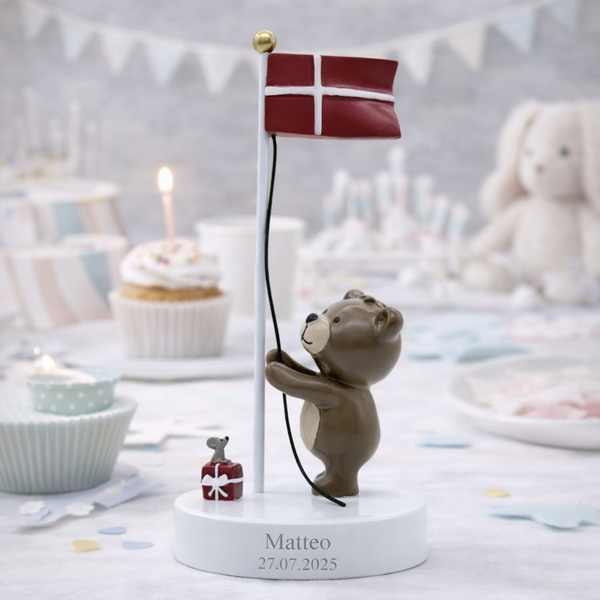 Kids by Friis bordflag med bamse, musegave og indgraveret navn til barnedåb.