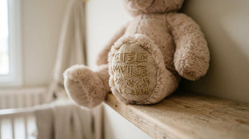 Bamse med navn med fødselsdato og vægt – personlig barselsgave