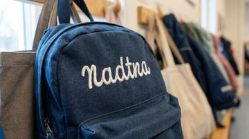 Sådan vælger du broderifarve, placering og størrelse på navnet – eksempler pr. produkt