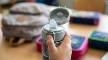 Drikkedunk med navn: sugerør, skruelåg eller flip-top? Sammenligning af lågtyper til børn