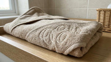 Håndklæde med hætte og broderet navn: bedste valg til baby og tumling