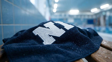 Håndklæde med navn til sport og svømning – størrelser, gramvægt og broderi