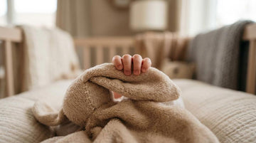 Nusseklud med navn (kanin/elefant) – blød gave til nyfødt