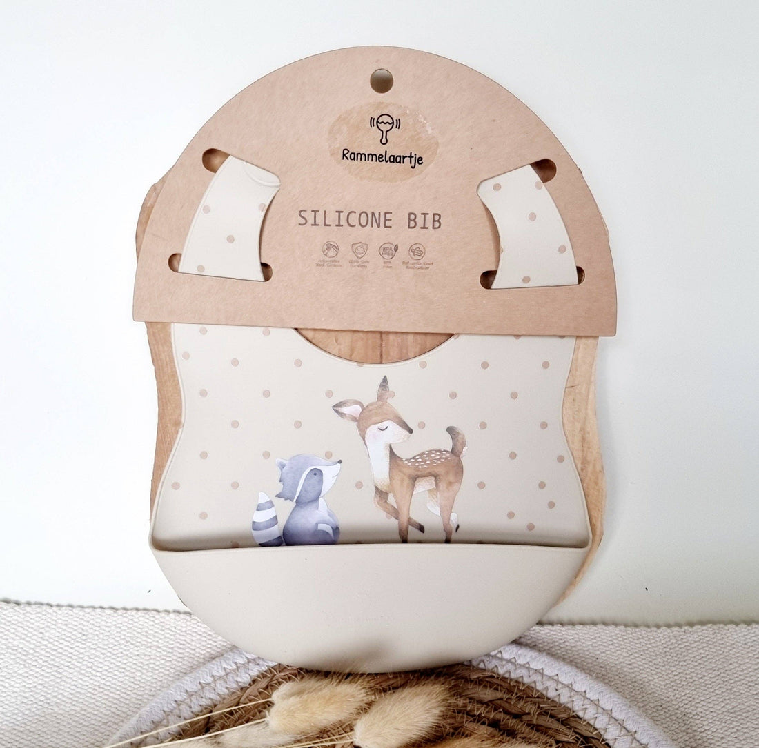 Silikone hagesmæk med hjorte- og vaskebjørnbakke - Beige Alm produkt Rammelaartje