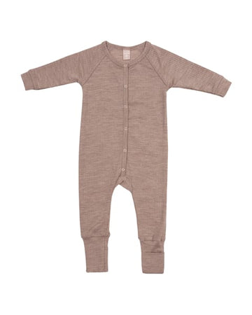 Natdragt i merinould, pudder melange, med knapper foran til baby.