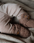 Babyfødder med rosa brunt bouclé uld futter og træknapper