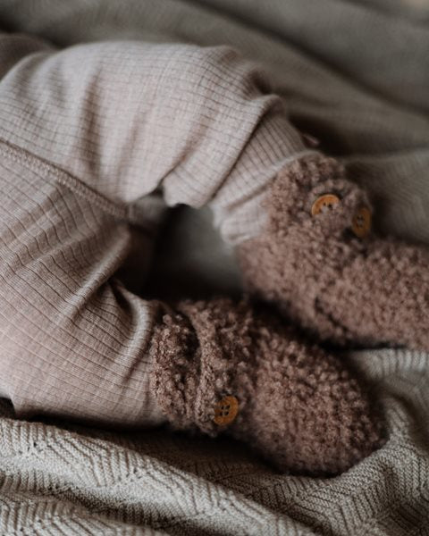 Babyfødder med rosa brunt bouclé uld futter og træknapper