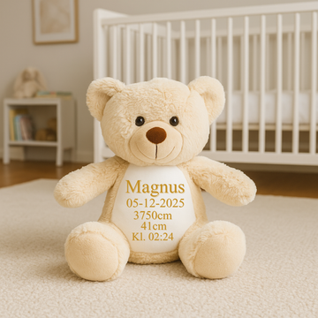 Classik bamse med navn og data broderet på bamsen Customizer TeeInBlue