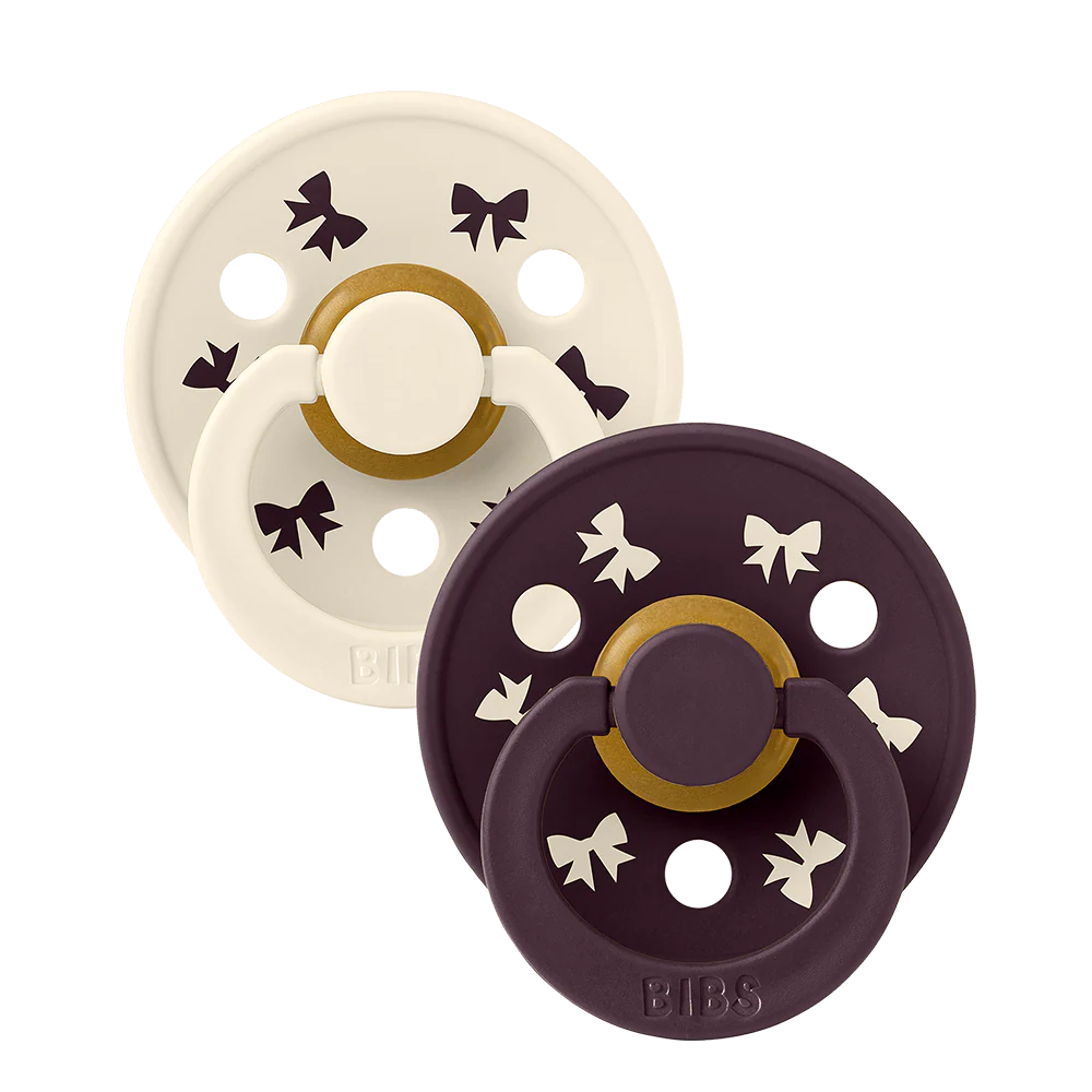 BIBS Colour Holiday Bow Sutter 2-Pak - Ivory/Plum - Str. 2 Babyprodukter BIBS