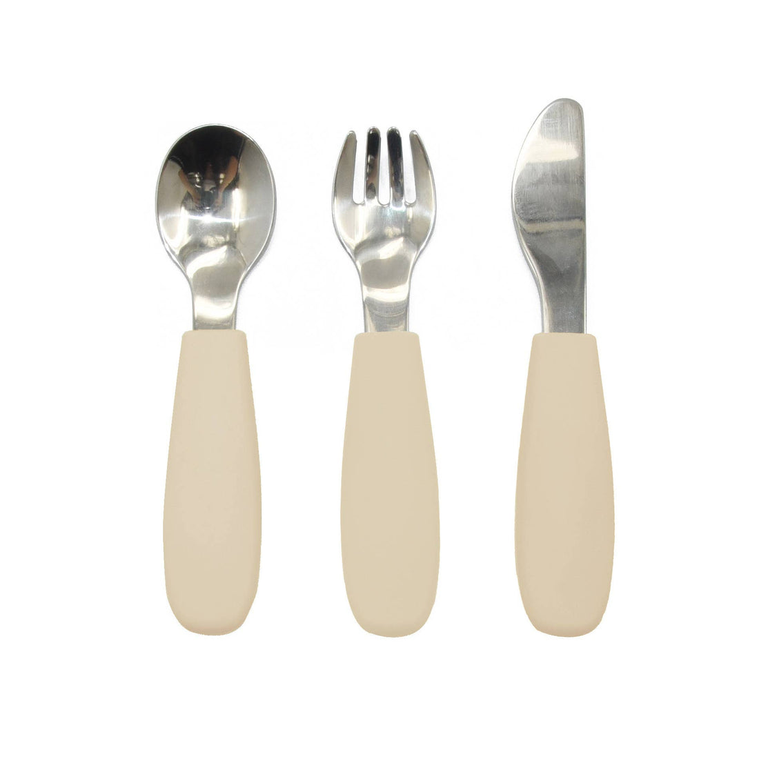 Børnebestik i rustfrit stål med beige silikonegreb fra Summerville bestående af ske, gaffel og kniv.