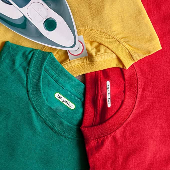 Strygeetiketter på farvede t-shirts med strygejern, til tøjmarkering