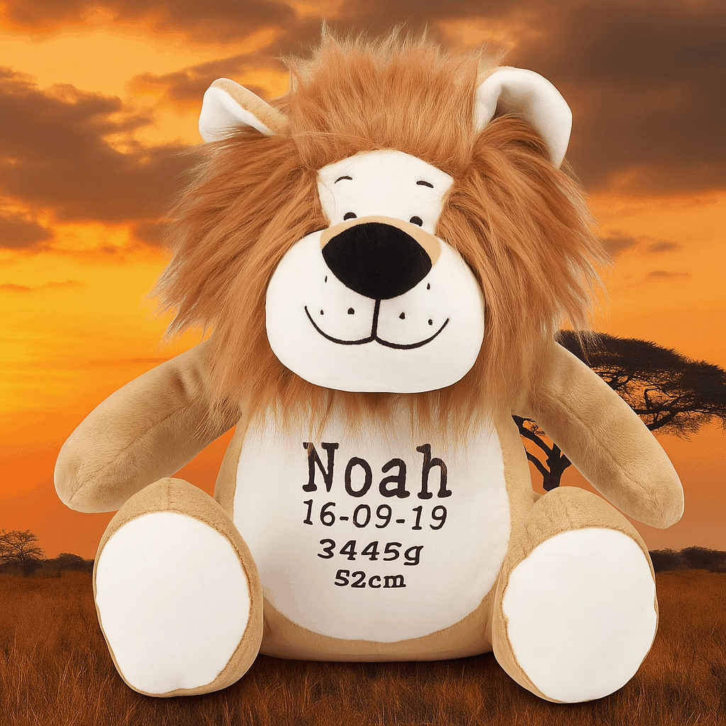 Løve bamse med navn og data broderet på bamsen Customizer TeeInBlue