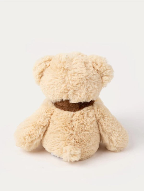 Bagsiden af Teddies Eddie lysebrun bamse på 25 cm med et mørkebrunt halstørklæde.