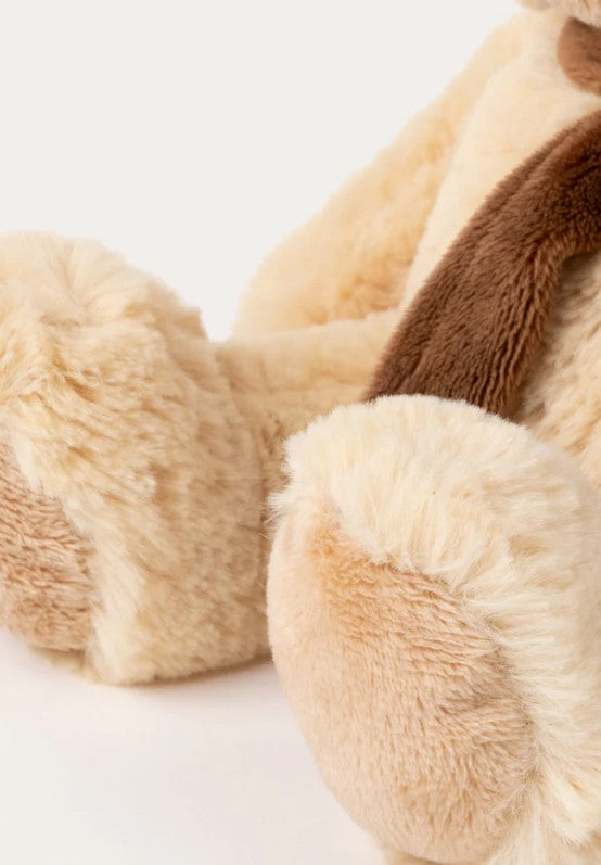 Nærbillede af den bløde pels og det brune halstørklæde på Eddie bamsen fra Teddies.