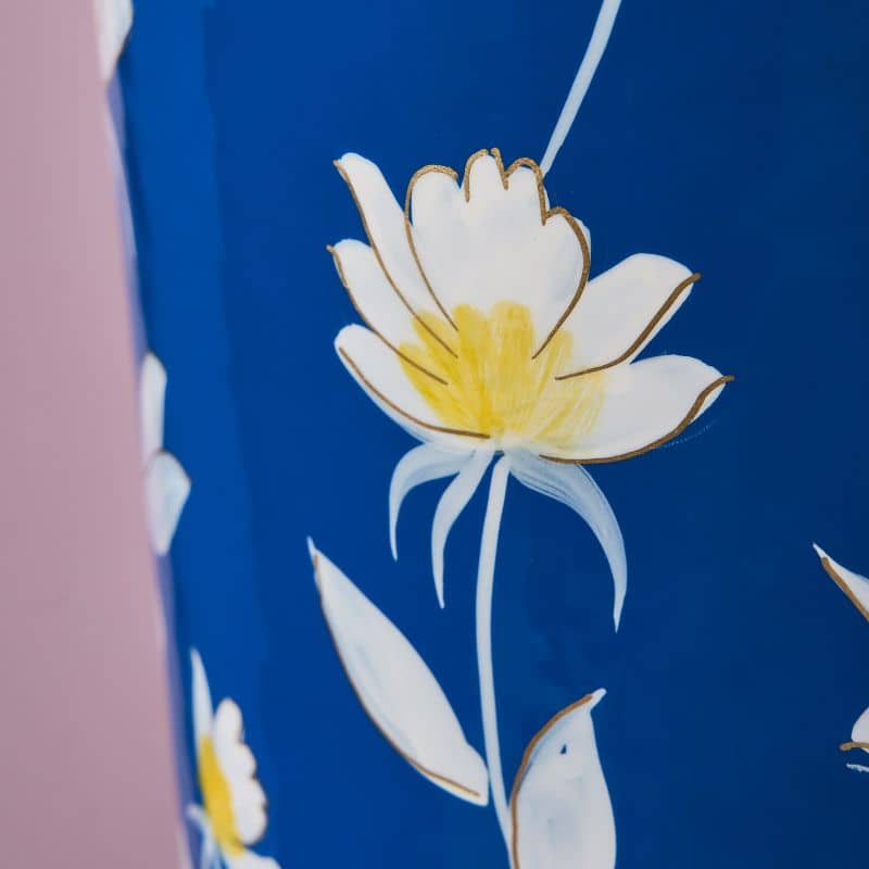 Håndmalet blå Margarita vase i metal med hvide margueritter, dekorativ boligindretning.