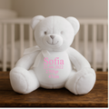 Hvid bamse med navn og data broderet på bamsen Customizer TeeInBlue