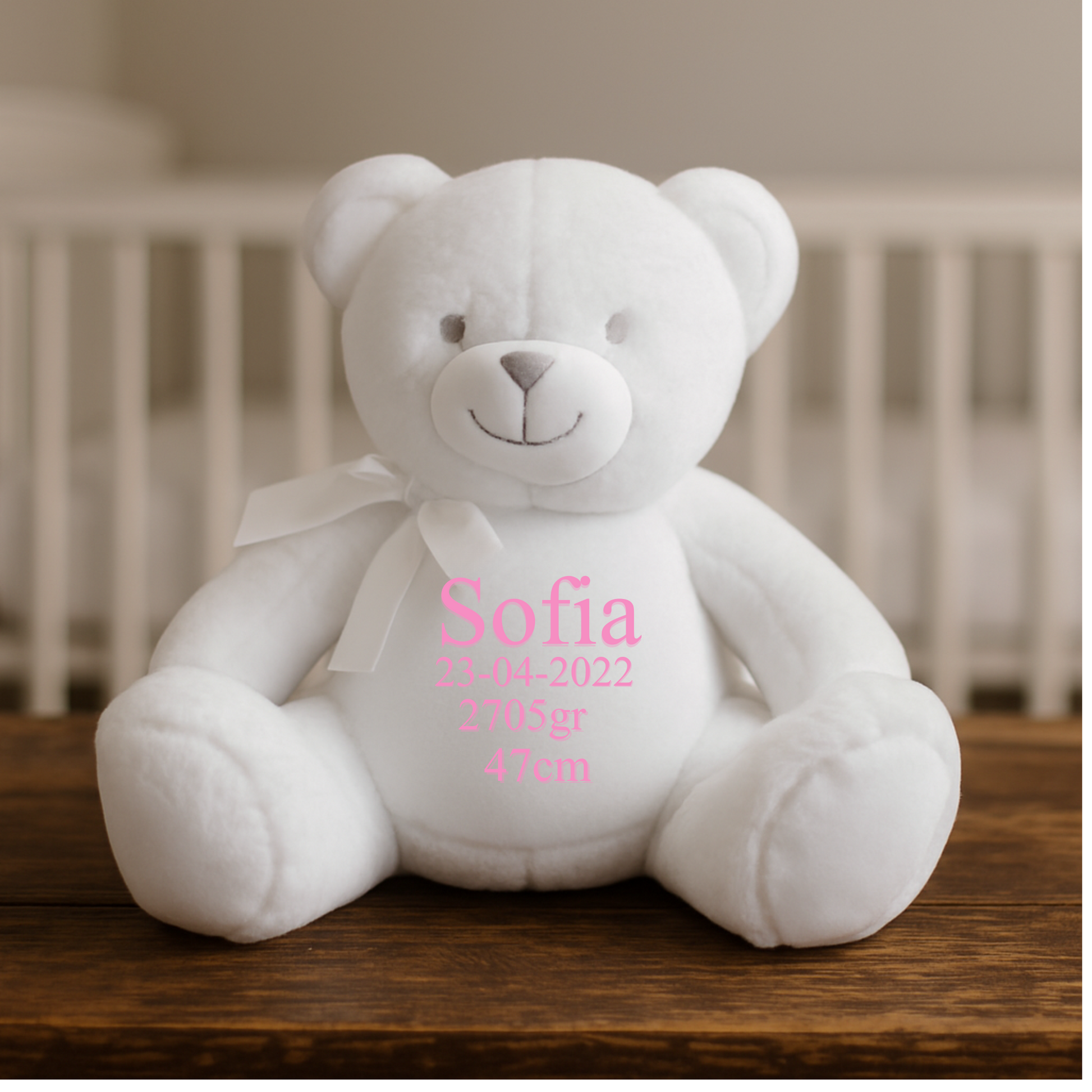 Hvid bamse med navn og data broderet på bamsen Customizer TeeInBlue