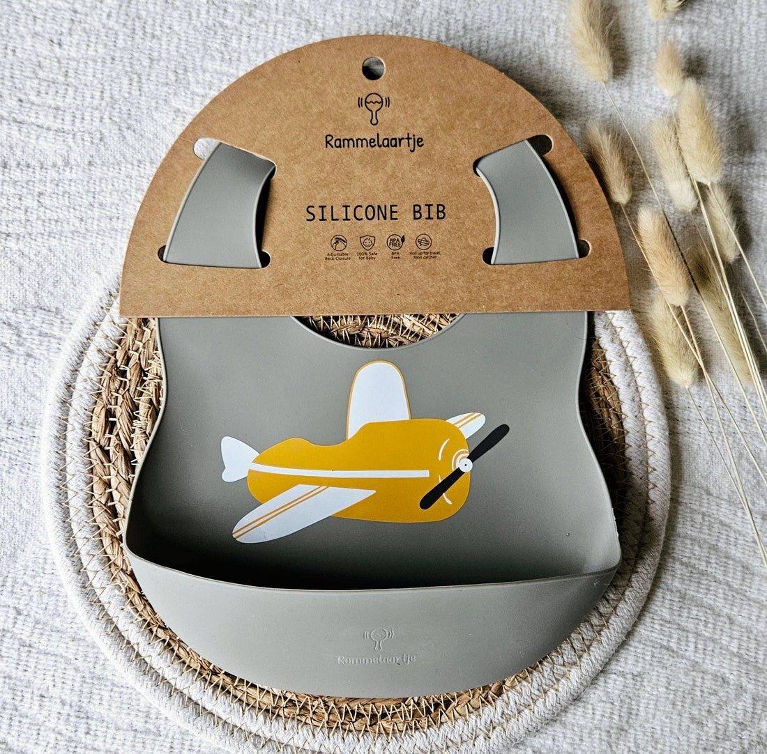 Silikone hagesmæk med Sage opsamlingsbakke - Flyvemaskine - Okergul Rammelaartje