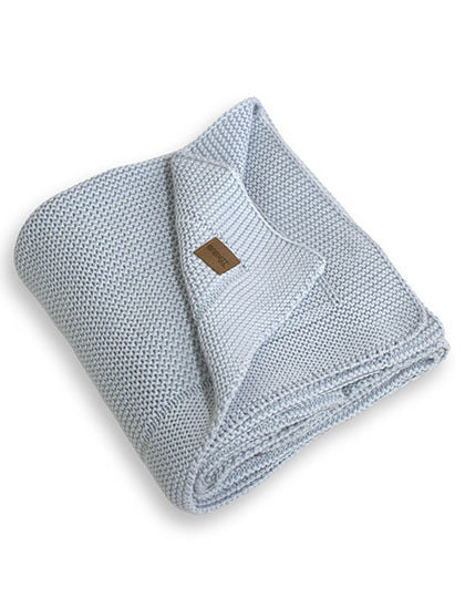 Babiezz økologisk strikket babytæppe i farven baby blue med lille lædermærke.