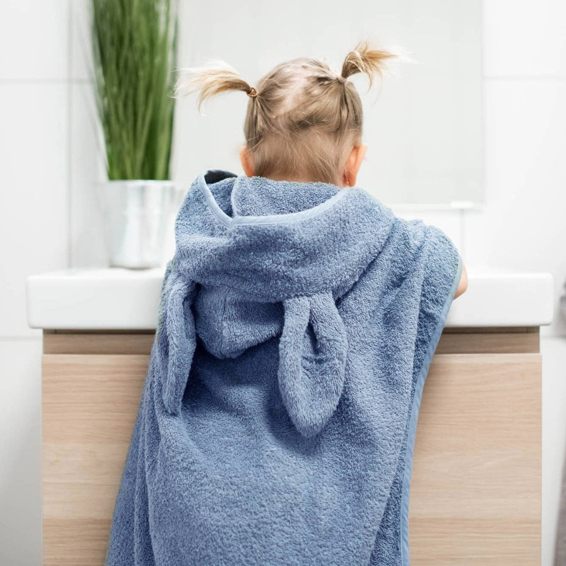 Økologisk badeponcho med hætte og kaninører i støvet blå