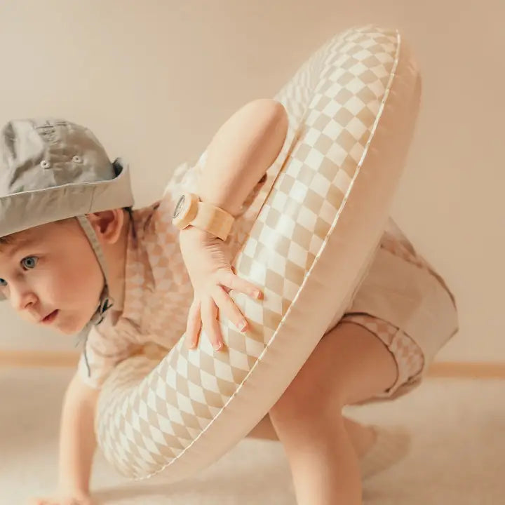 Oppustelig babystol i gult og hvidt mønster med prikket diamant design til børn.