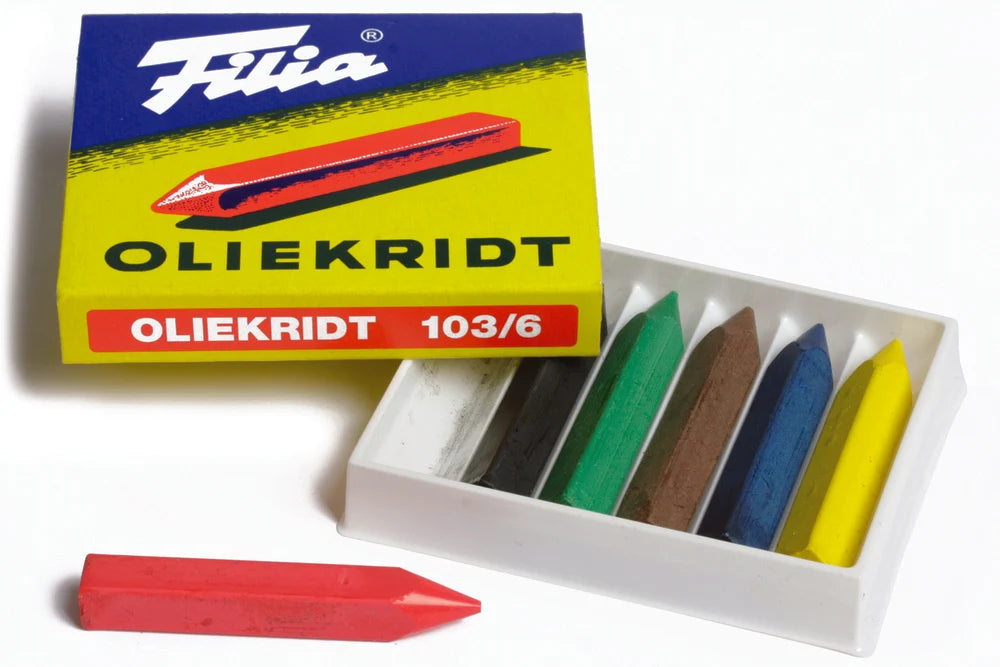 Filia 103/6 oliekridt i åben æske med et rødt kridt foran.
