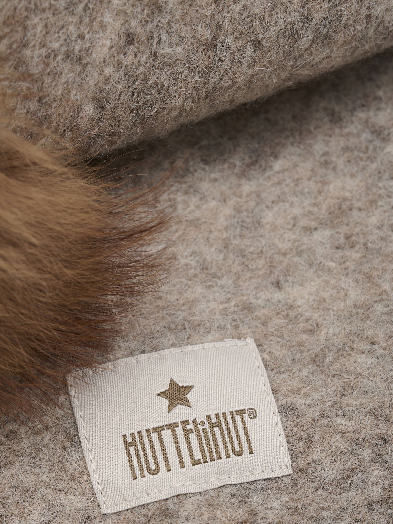 HUTTEliHUT – Elefanthue i Uld med Alpaca-motiv – Kamelmeleret