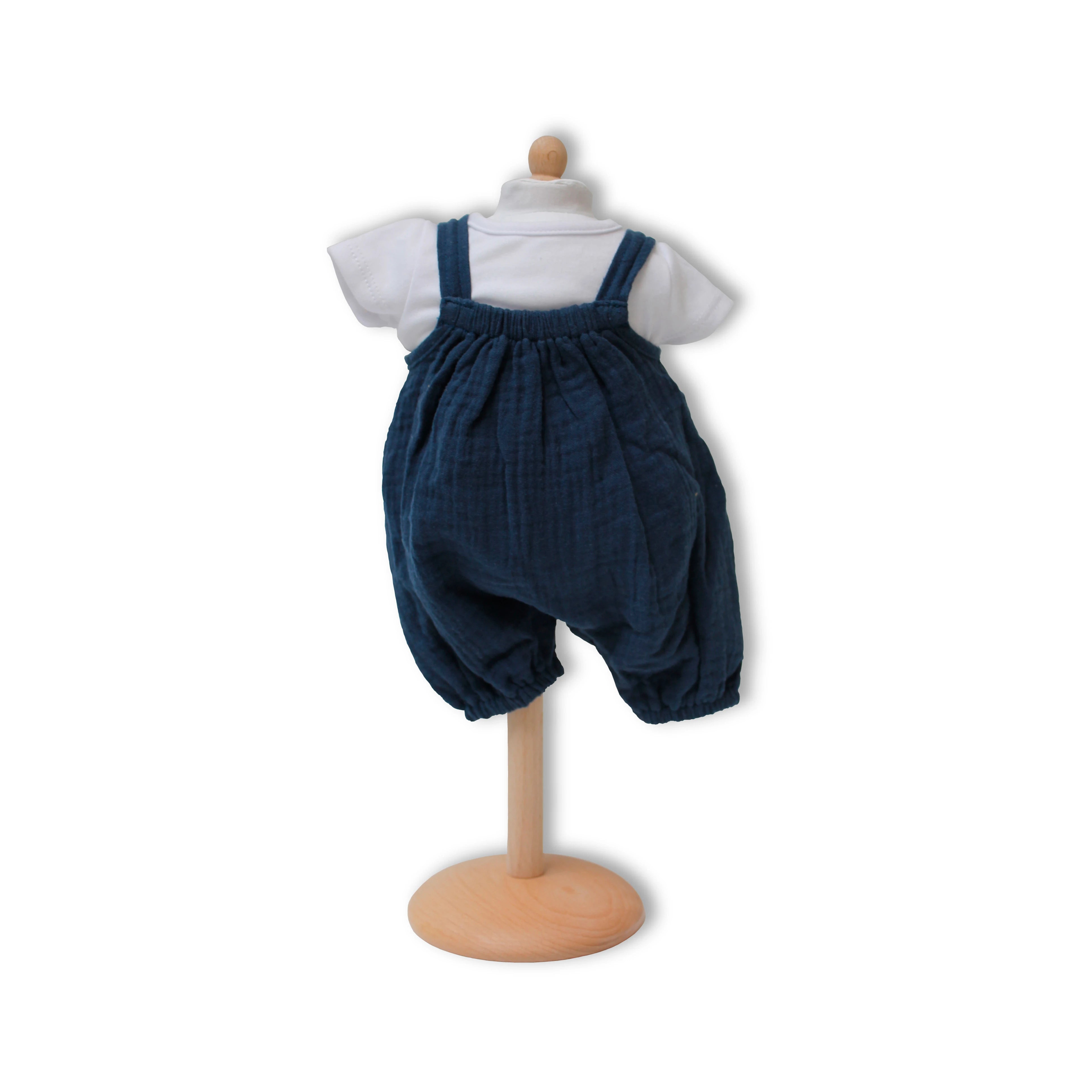 Muslin buksedragt blå 45cm på udstillingsdukke