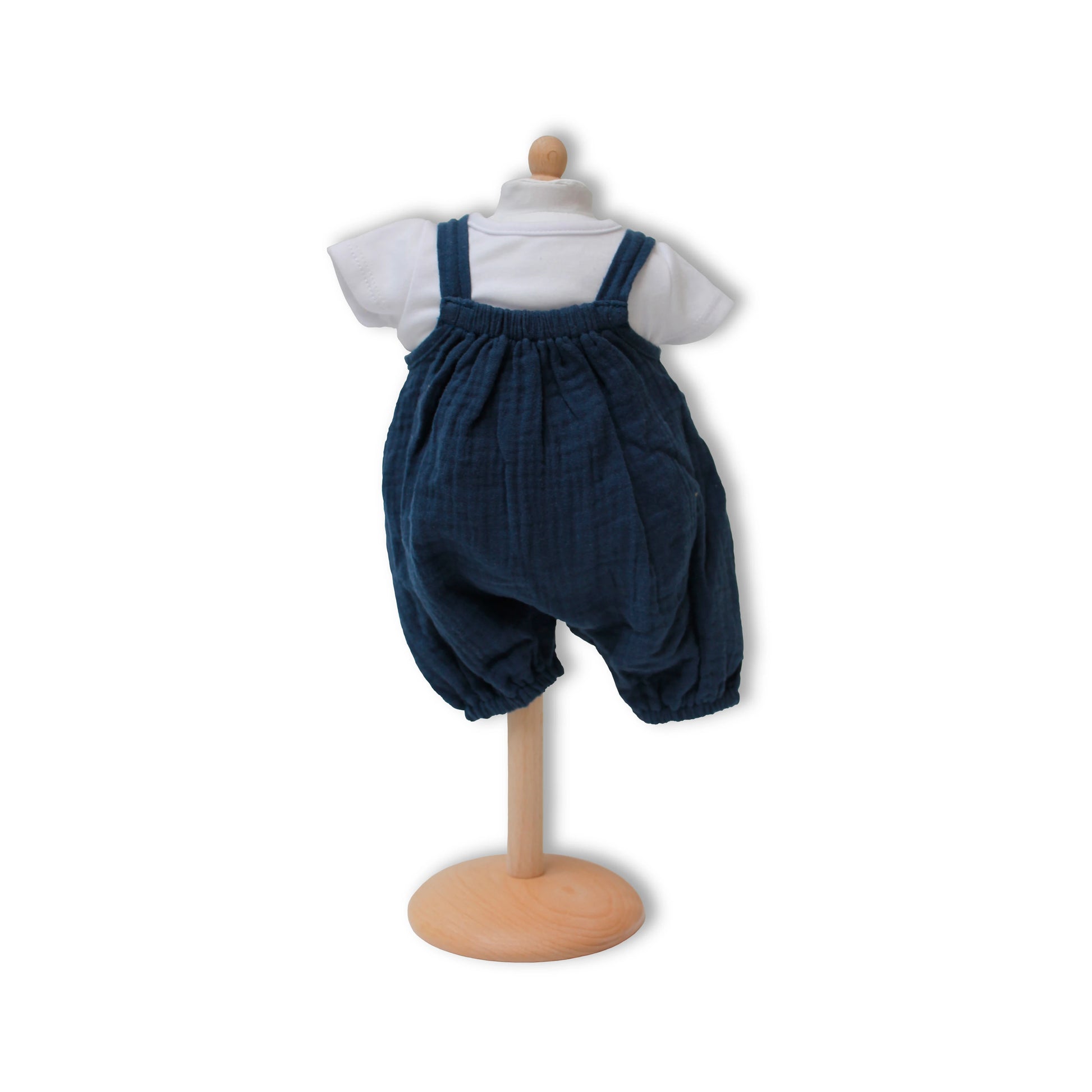 Muslin buksedragt blå 45cm på udstillingsdukke