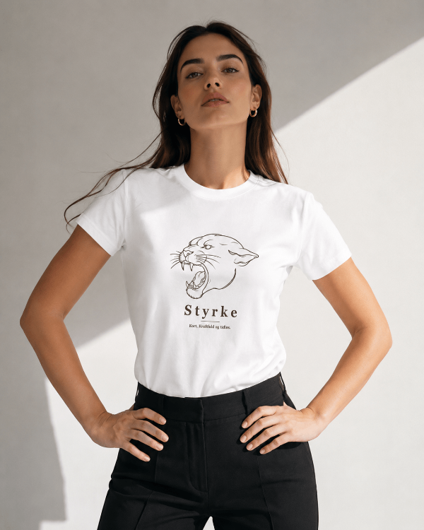 Hvid voksen t-shirt med line art panter print og teksten Styrke, vist på en model.