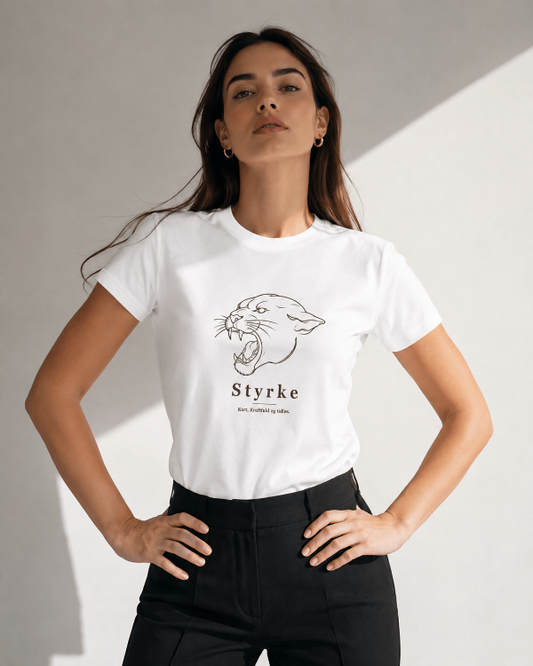 Hvid voksen t-shirt med line art panter print og teksten Styrke, vist på en model.