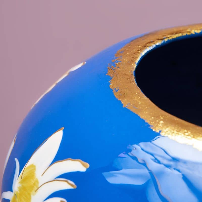 Nærbillede af den blå håndmalede Margarita vase i metal med guld kant foroven.