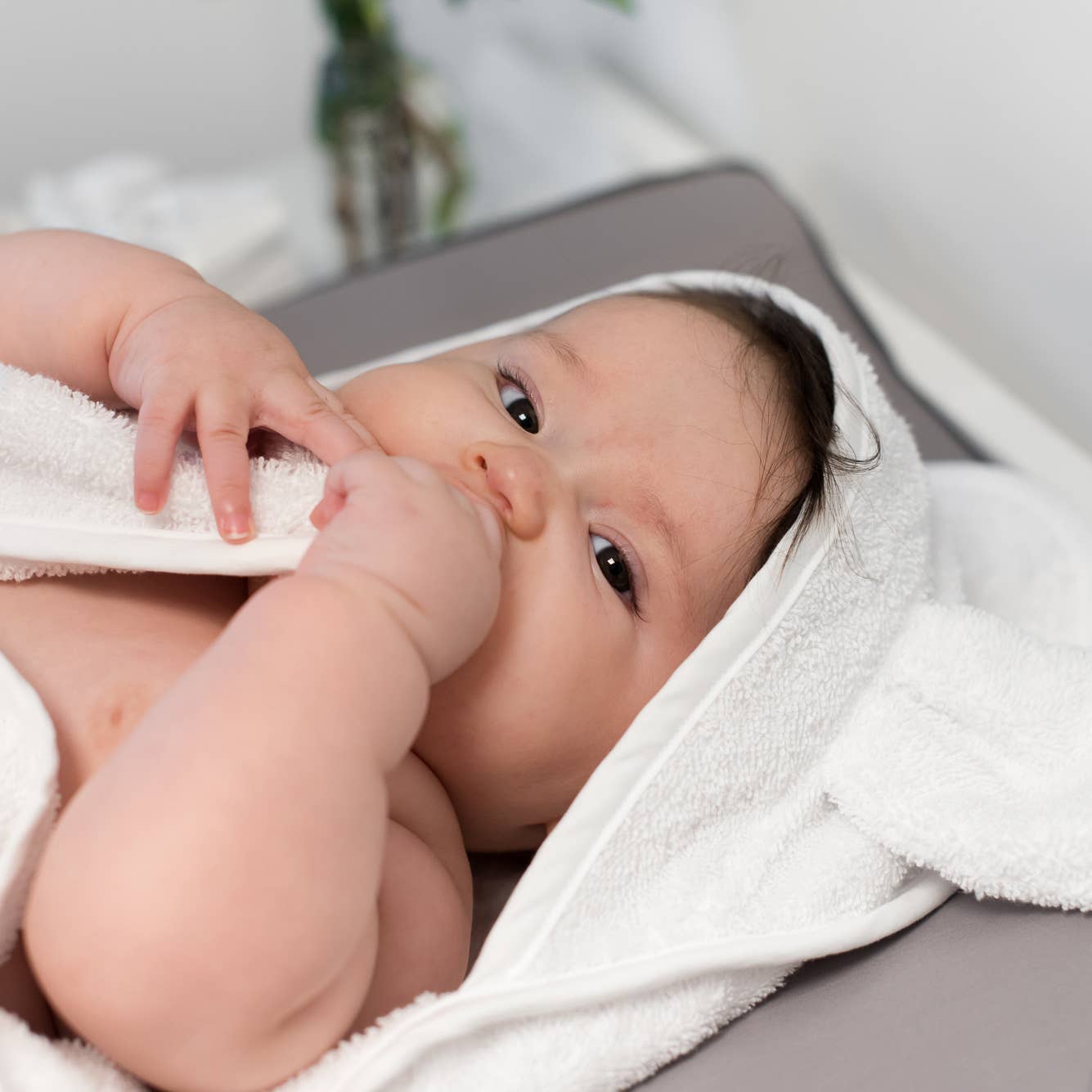 Baby viklet i økologisk babyhåndklæde med hætte og kaninører