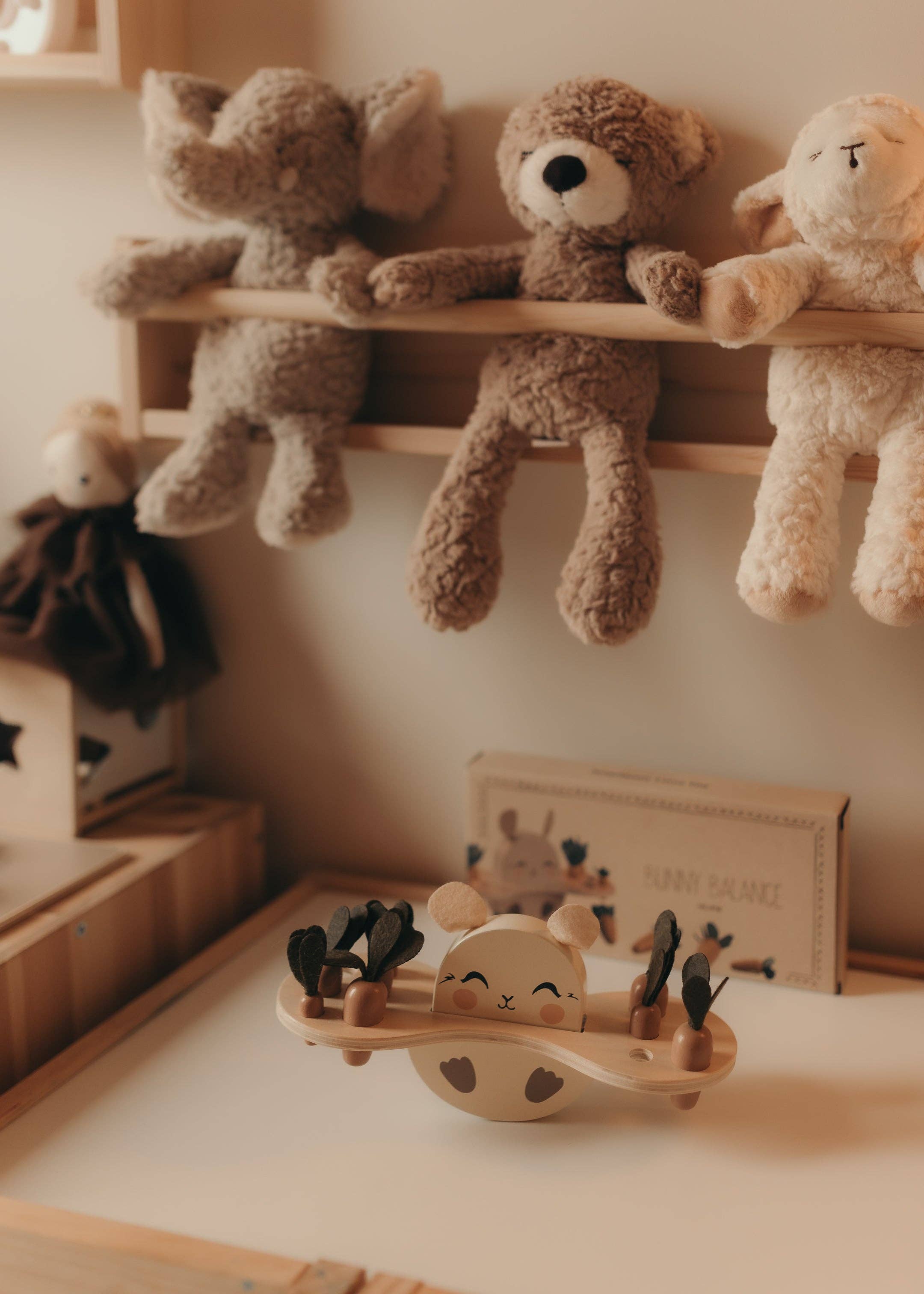 Bunny Balance Montessori trælegetøj på et bord i et barneværelse med søde bamser.