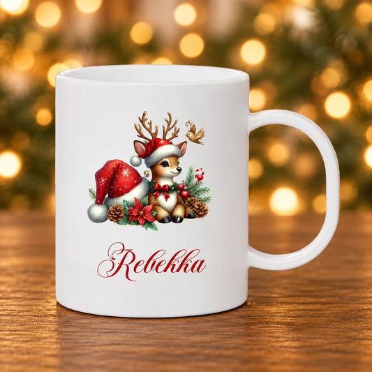Rensdyr funny – plastikkop 320 ml på mørkt egetræ med diffus julebaggrund