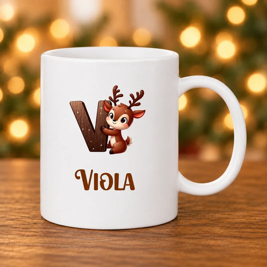 Julebogstaver med motiver – plastikkop 320 ml på mørkt egetræ med diffus julebaggrund