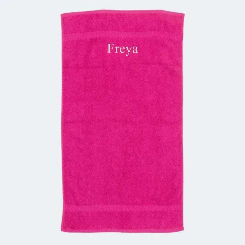 Fuchsia håndklæde i 100% bomuld med personligt navn og luksuriøs, blød kvalitet