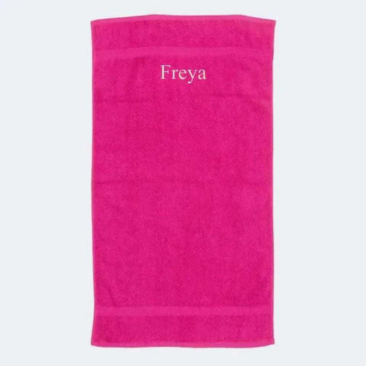 Fuchsia håndklæde i 100% bomuld med personligt navn og luksuriøs, blød kvalitet