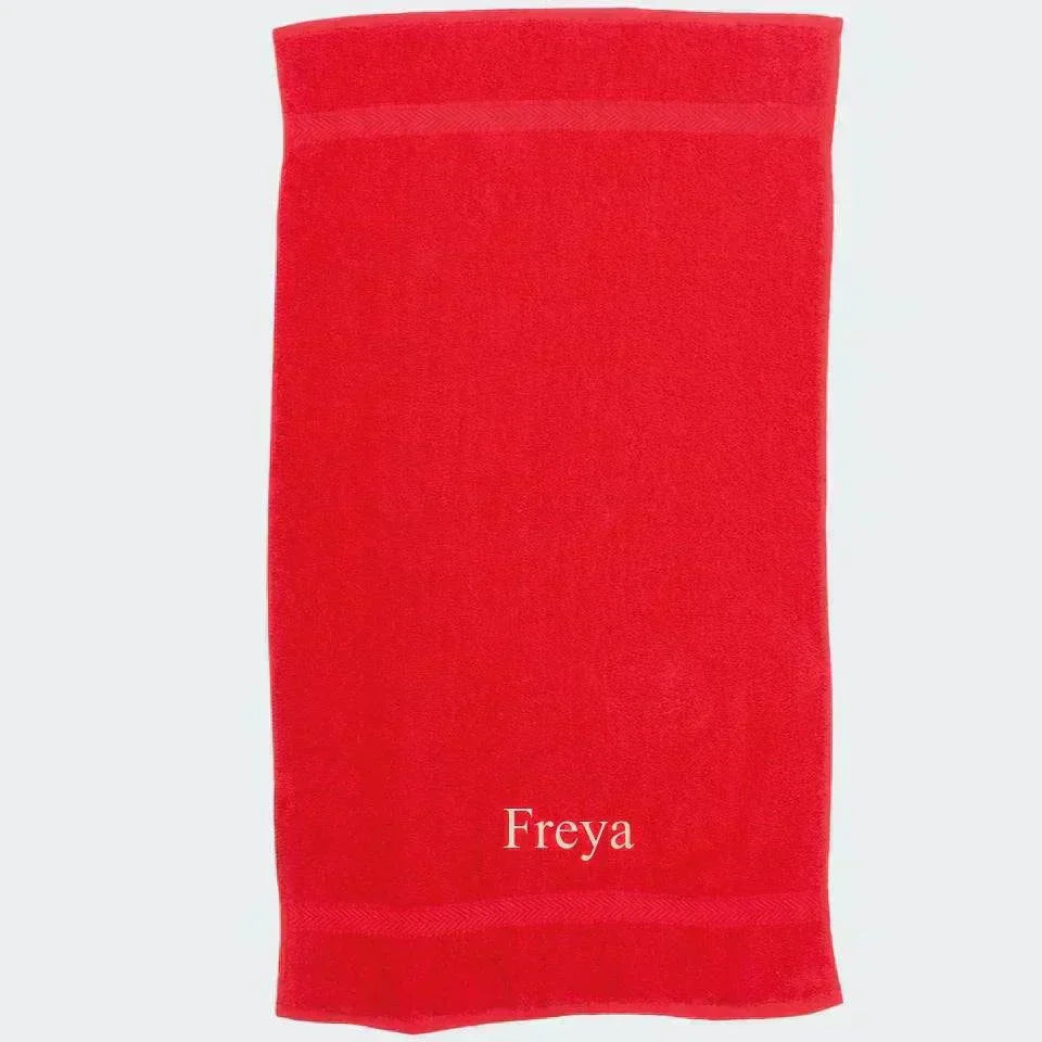 Rødt håndklæde med navn Customizer 123Unik Brodering i toppen 50x90