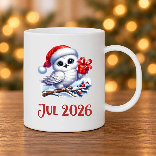 Sødt juledyr – plastikkop 320 ml med Jul 2026 på mørkt egetræ med diffus julebaggrund