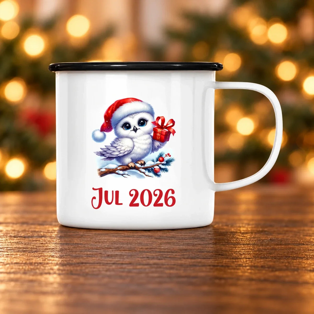 Sødt juledyr – emaljekop med Jul 2026 på mørkt egetræ med diffus julebaggrund