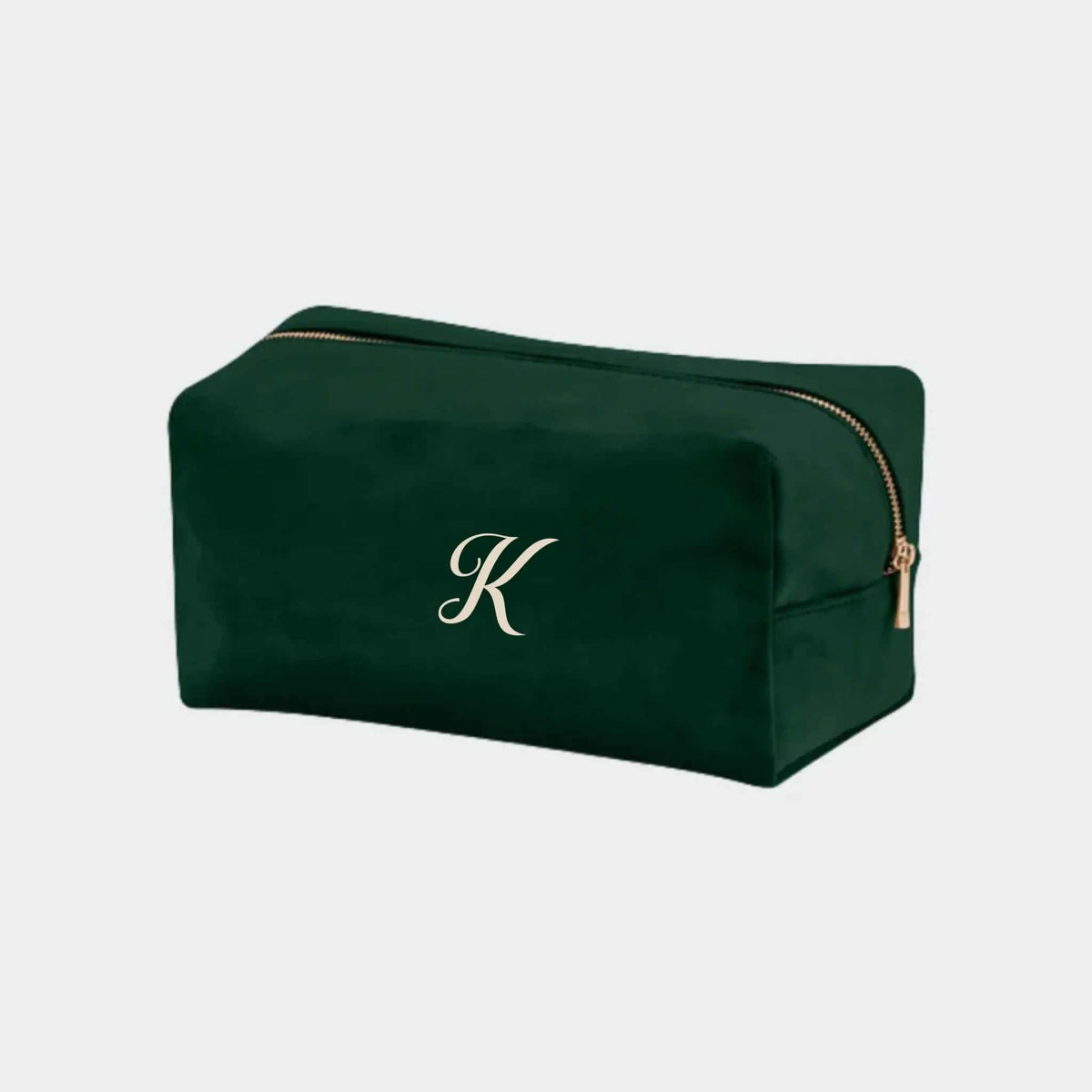 Lille mørkegrøn makeuptaske i velour med broderet bogstav