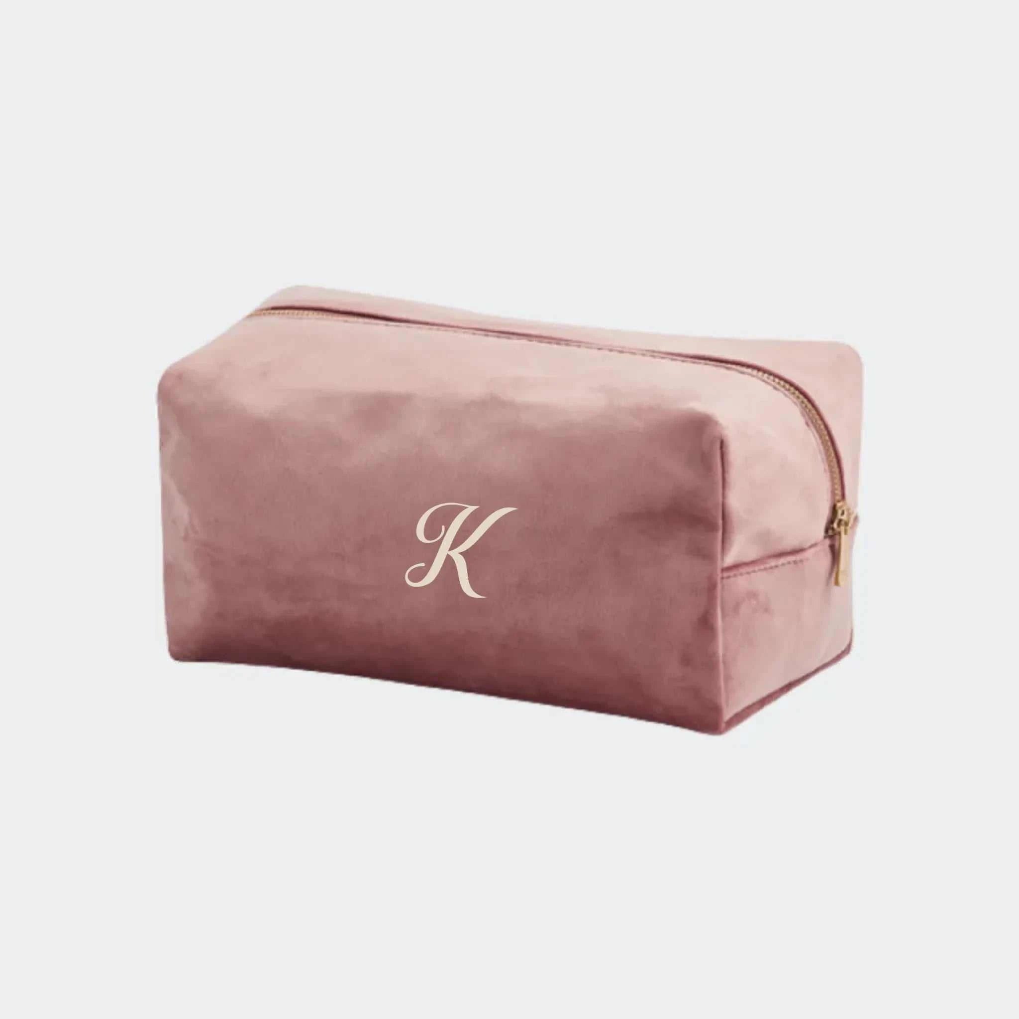 Lille rosefarvet makeuptaske i velour med broderet bogstav