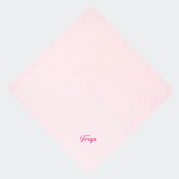 Lyserød svøb med navn 74x74cm Customizer TeeInBlue Lyserød svøb 74x74cm Lyserød 74x74