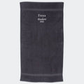 Håndklæde til studenten 2025 - flere farver Customizer TeeInBlue Håndklæde med flere linjer Mørkegrå 50x90